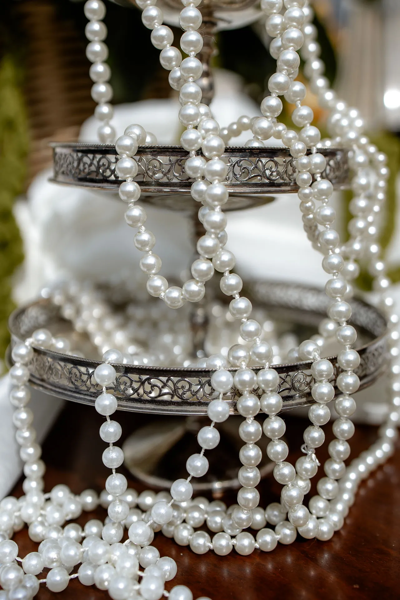 Luxuriöse Hochzeitsdeko mit Perlenketten und silbernen Details am Chateau de Varennes Frankreich